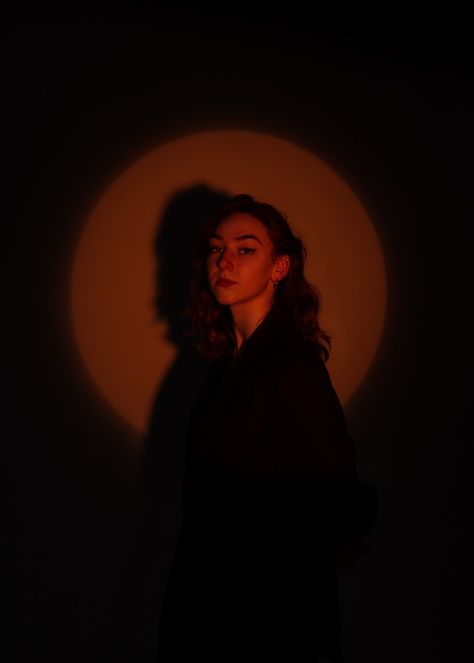 Dark Room Photography Ideas, Mysterious Photoshoot Ideas, Light And Dark Photography Ideas, Dark Room Photoshoot, Dark Theme Photoshoot, Photo Shoot Inspo Aesthetic Dark, Old Money Photoshoot Ideas, Dark Lighting Selfies, Dark Photoshoot Aesthetic