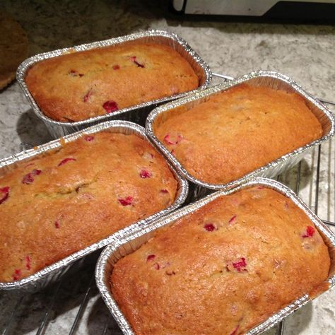 Cranberry Nut Quick Bread Easy Breads, Cranberry Nut Bread, Persimmon Bread, Cranberry Walnut Bread, Baking Breads, Nut Bread Recipe, Spicy Cheese, Walnut Bread, Frozen Cranberries