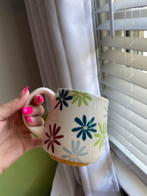 pottery ceramic art painting flowers Fun Mug Painting Ideas, Simple Floral Pottery Painting, Pottery Painting Mug Ideas Simple, Painted Clay Mugs, Pottery Painting Mug Flowers, East Pottery Painting Ideas, Simple Mug Painting, Pottery Cup Painting Ideas Easy, Mug Painting Ideas Flowers