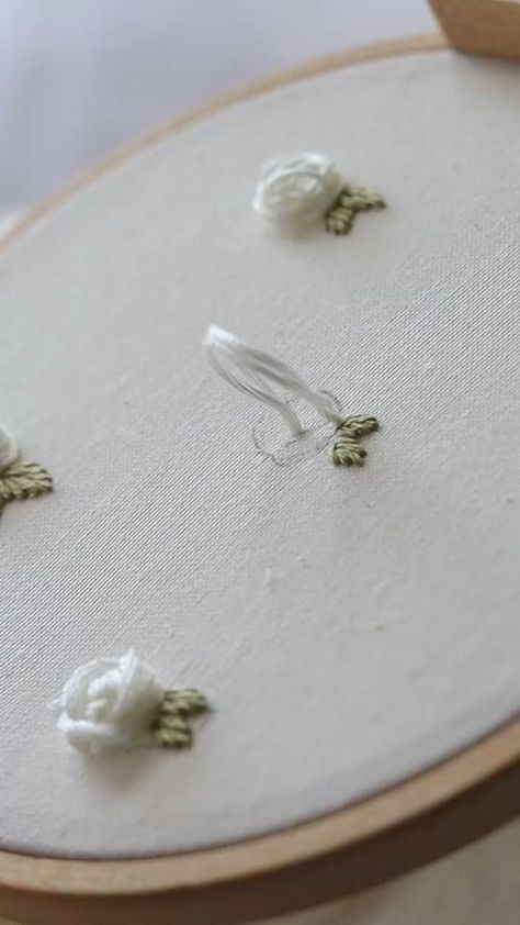 Easy Thread Embroidery, Embroidery Flowers Tutorial Simple, White Embroidery Flowers, Diy Embroidered Flowers, Basic Flower Embroidery, Beginner Embroidery Flowers, White Flowers Embroidery, How To Embroider Roses, Hand Embroidered Flowers Tutorials