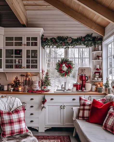 Farmhouse Christmas Kitchen, Christmas Coffee Table Decor, Cozy Christmas Decor, Christmas Apartment, Christmas Cottage, Cabin Kitchens, Christmas Kitchen Decor, Cottage Christmas, Nice Pictures