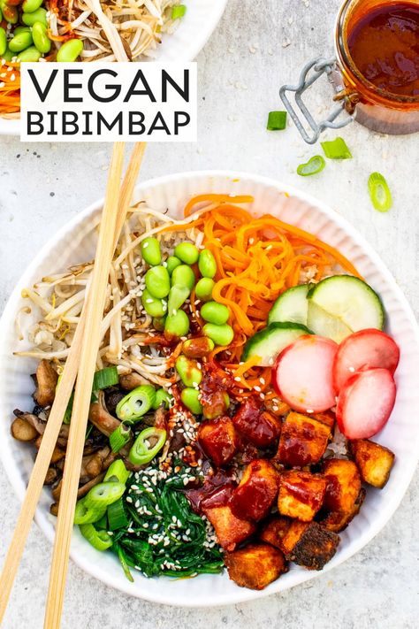 Vibrant and colourful Korean bibimbap gets a plant-based makeover in this tasty vegan version: brown rice, tofu, shiitake mushrooms, carrots, spinach, beansprouts, and edamame served with pickled vegetables and a classic bibimbap sauce. Tofu Bibimbap Recipe, Bibimbap Vegetarian, Tofu Bibimbap, Bibimbap Sauce, Rice Tofu, Vegan Bibimbap, Korean Tofu, Korean Bibimbap, Bibimbap Recipe