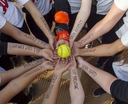 Softball Team Building Activities are a number of activities that you can use when working on team bonding with your athletes. Softball Motivation, Softball Team Photos, Softball Picture Ideas, Softball Team Pictures, Softball Pictures Poses, Softball Picture, Team Bonding Activities, Softball Photography, Softball Pics