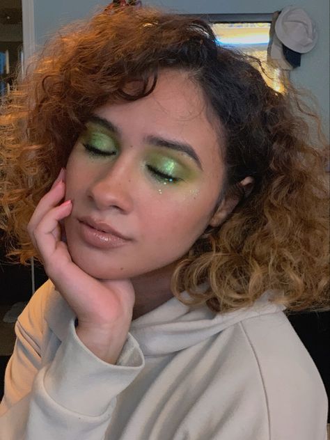 Green Glitter Eyeshadow, Green Eye Look, Eye References, Sparkly Eye Makeup, Makeup Euphoria, Euphoria Clothing, Birthday Makeup, Green Makeup, Green Eye