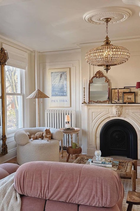 Cozy yet classic living room interior design Parisian Chic Style Apartment, Dainty Interior Design, Taylor Swift Living Room, Feminine Decor Ideas, House Interior French, Middle Eastern Living Room, Classic Living Room Interior Design, Parisian Chic Interior Design, Romantic Interior Design