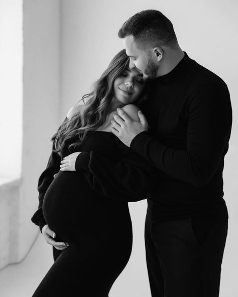 Studio Maternity Shoot, Maternity Studio Photoshoot, Pregnancy Announcement Photoshoot, Studio Maternity Photos, Shooting Couple, Cute Pregnancy Pictures, Maternity Photography Poses Couple, Maternity Photo Outfits, Pregnancy Photos Couples