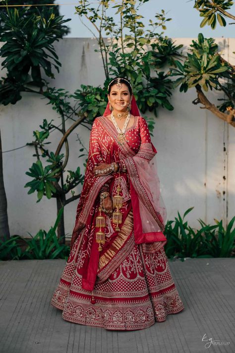 This Gujarati-Marwadi Couple Had An Arranged Marriage! - ShaadiWish Gujrati Bride Gharchola, Gujarati Wedding Lehenga, Gujarati Bridal Lehenga, Indian Wedding Outfits Bridal Lehenga, Marwadi Bride, Red Indian Dress, Gujarati Bride, Lehenga Designs Latest, Gujrati Wedding