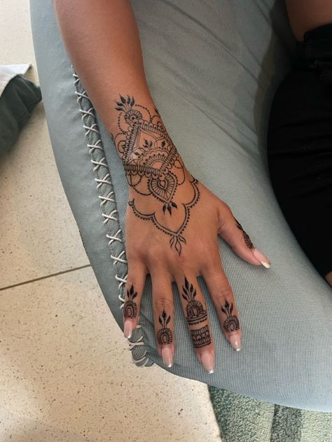 Henna Designs Jagua, Hindi Hand Tattoo, 2 Hand Henna, Arabic Hand Tattoo, Wrist Henna Designs, Hand Tattoo Designs, Henne Tattoo, Wrist Henna, Cute Henna Designs