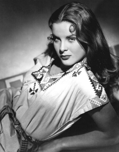 Jean Peters in a publicity photo for Captain From Castile  (Henry King, 1947) Jean Peters, Montgomery Clift, Movie Star, Graduation Pictures, Life Magazine, Vintage Hollywood, Hollywood Glamour, Vintage Beauty, Old Hollywood