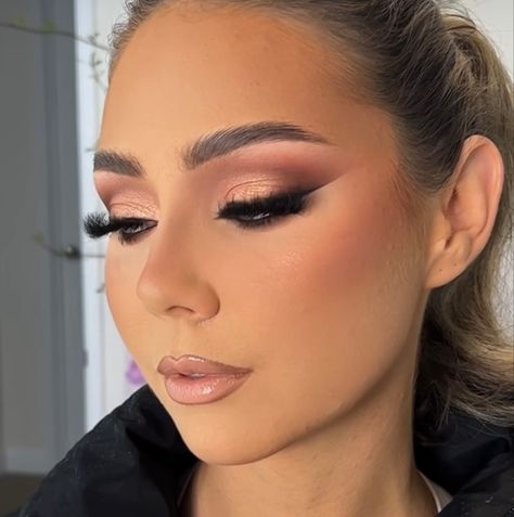 Elegant Pink Eye Makeup, Black And Rose Gold Makeup, Rose Gold And Black Makeup, Makeup Ideas For Rose Gold Dress, Eye Makeup For Rose Gold Dress, Makeup For Glitter Dress, Soft Rose Gold Makeup, Rose Gold Dress Makeup Look, Soft Pink Makeup Looks For Wedding