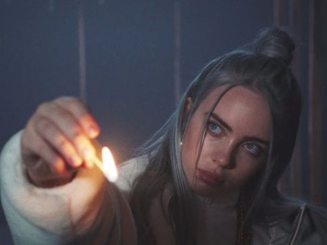 watch music video ! Watch Billie Eilish, Background Macbook, Black And White Outfit, Billie Eilish Vídeos, Michael Johnson, Casino Outfit, Aesthetic Indie, Six Feet Under, Wallpaper Free