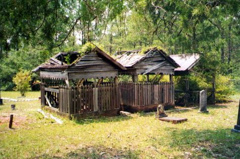 Florida Memory - Christian Creek Indian grave houses - Okaloosa County, Florida - The diamond shapes in the foreground of the house indicate male and the circles in the background indicate female. Muskogee Creek, Creek Tribe, Muscogee Creek, Seminole Indians, Old Florida, Indian History, Native American History, West Palm Beach, Native American Indians