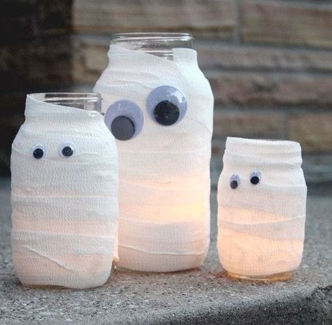 Mummy Jars Mason Jar Vases Wedding, Mason Jar Halloween Decorations, Mummy Jar, Plat Halloween, Bridal Shower Decorations Rustic, Halloween Jars, Halloween Mason Jars, Mason Jar Lanterns, Kid Friendly Halloween