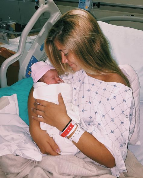 Yasmyn on Instagram: “Welcome to the world Laela Juliana🌏 got you out in less than an hour after getting to the hospital with no epidural because that’s how it’s…” Teen Mom Aesthetic Pregnant, No Epidural, Teen Parents, Baby Hospital Pictures, Mom Goals, I Want A Baby, Hospital Pictures, Teen Pregnancy, Wanting A Baby