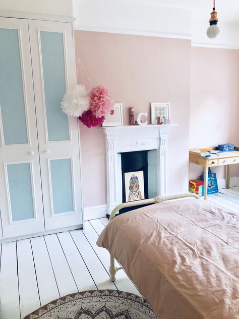 Girls room painted in Farrow and Ball Calamine and Dulux peppermint candy Farrow Ball Calamine, Calamine Farrow And Ball Bedroom, Victorian Girls Bedroom, Calamine Bedroom, Farrow And Ball Calamine, Posh House, Farrow And Ball Bedroom, Farrow And Ball Living Room, Pink Hallway