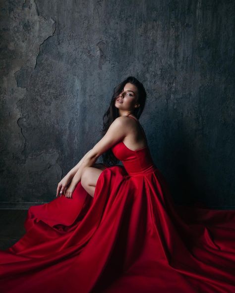 Red Bridal Gown, Evening Wedding Dress, Wedding Dress Elegant, Shooting Studio, Prom Photoshoot, Big Dresses, Fashion Model Poses, Glam Photoshoot, Satin Evening Dresses