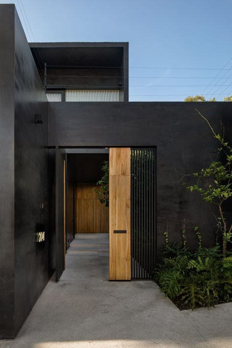 Local firm PPAA, or Pérez Palacios Arquitectos Asociados, set out to create a family home that embraced the natural greenery found on the property. Chinese Architecture, Modernist Architects, Facade Lighting, Small Courtyards, Ground Floor Plan, House Roof, Roof Plan, Concrete Blocks, Black Exterior