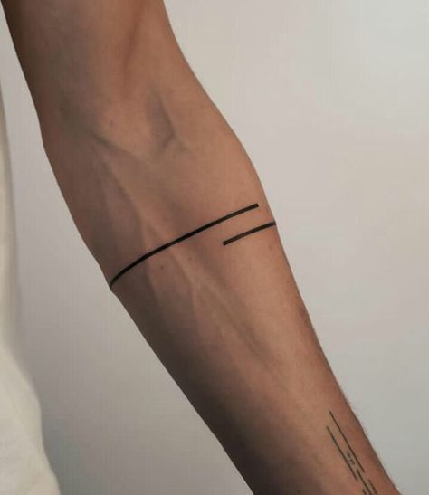 Men Fine Line Tattoo Arm, Men Minimalistic Tattoo, Men Line Tattoo Ideas, Tatoos Minimaliste Men, Cool Line Tattoos For Men, Arm Lines Tattoo, Men Line Tattoo, Bicep Band Tattoo Men, Linear Tattoo Men