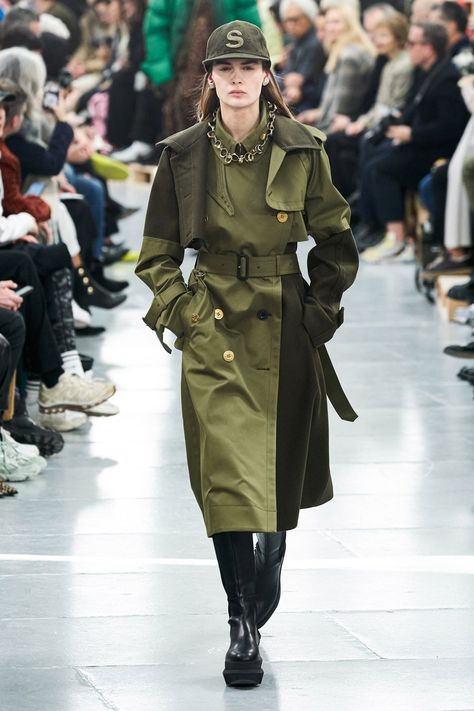 Sacai Pre-Fall 2020 collection, runway looks, beauty, models, and reviews. Army Look, Military Looks, Moda Paris, Moda Chic, Army Fashion, Vogue Russia, 2020 Fashion, Clothes Women, Fashion Show Collection