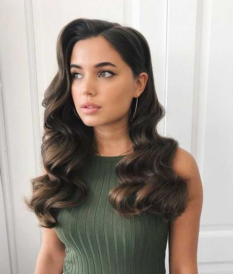 Runway Model Hairstyles, Notebook Hairstyles, Lana Del Rey Hair, Voluminous Waves, Summer Wedding Makeup, Makeup Pengantin, Best Wedding Makeup, Hair To One Side, 2024 Prom