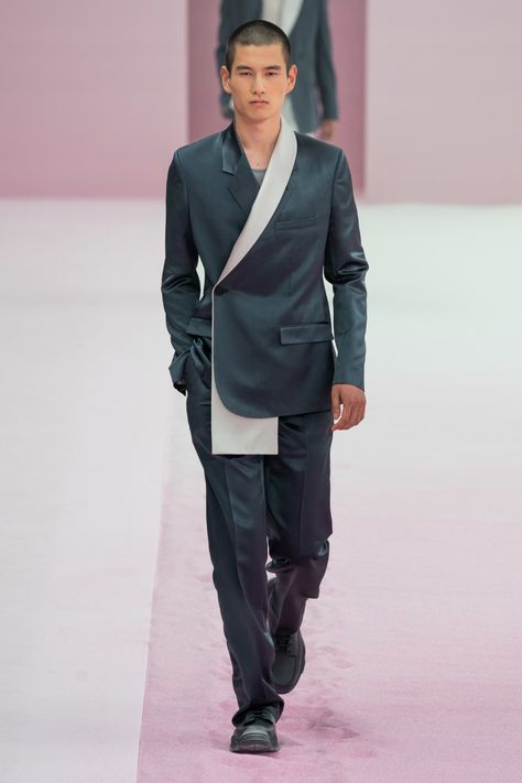 Dior Men Spring 2020 Menswear Collection - Vogue Dior Men, Dior Collection, 2020 Runway, Menswear Runway, Men Fashion Show, Men Spring, Male Fashion Trends, Vogue Germany, Dior Fashion