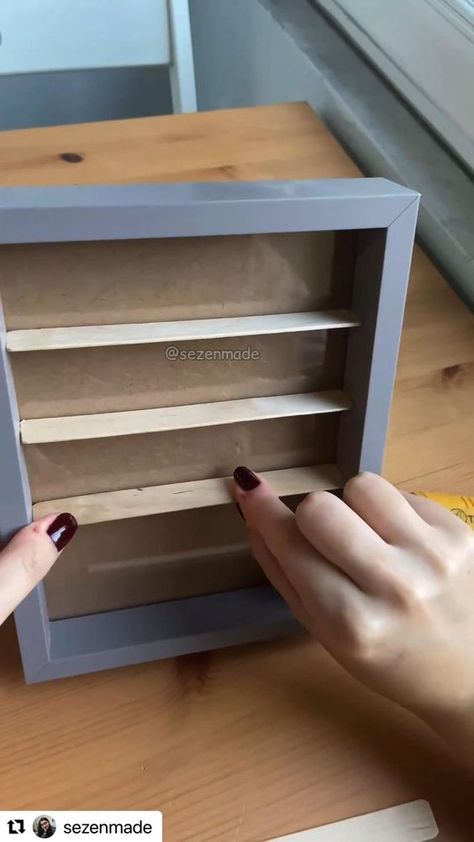 Mini Books Diy, Miniature Bookshelf, Dollhouse Miniature Tutorials, Doll House Plans, Mini Doll House, Dollhouse Miniatures Diy, Miniature Diy, Miniatures Tutorials, Diy Dollhouse Furniture