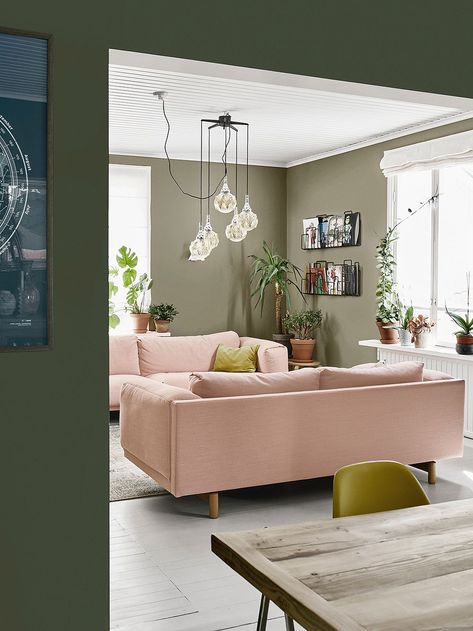 A wooden house in Kumpula was decorated with striking colors | Design Stories Hot Pink Bedroom Decor, Pink Sofa Living Room, Pink Sofas, Hot Pink Bedrooms, Living Room Pink, Velvet Sofa Living Room, Modern Grey Living Room, Living Room Beige, Living Room Reveal