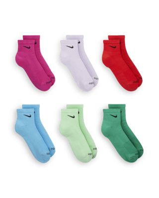 The Nike Everyday Plus Cushioned Socks bring comfort to your workout with extra cushioning under the heel and forefoot and a snug, supportive arch band. Sweat-wicking power and breathability up top help keep your feet dry and cool to help push you through that extra set. Shown: Multi-Color Style: SX6899-907 Nike Socks Long, Nike Socks Colorful, Nike Socks Ankle, Colored Nike Socks, Nike Socks Women, Socks Over Leggings Outfit, Socks Over Leggings, Nike Ankle Socks, Preppy Halloween