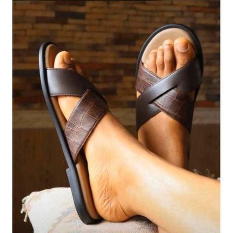 Palm Slippers, Handmade Shoes Pattern, Mens Sandals Fashion, Gents Shoes, Brown Slippers, Leather Slippers For Men, Mens Slide Sandals, Handmade Slippers, Slippers For Men