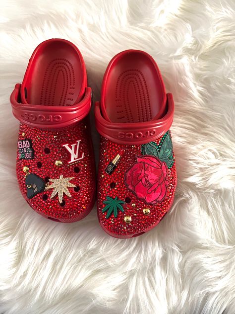 Red Crocs With Charms, Crocs Custom, Crocs Diy, Croc Ideas, Designer Crocs, Cool Crocs, Crocs With Charms, Shoe Artwork, Red Crocs