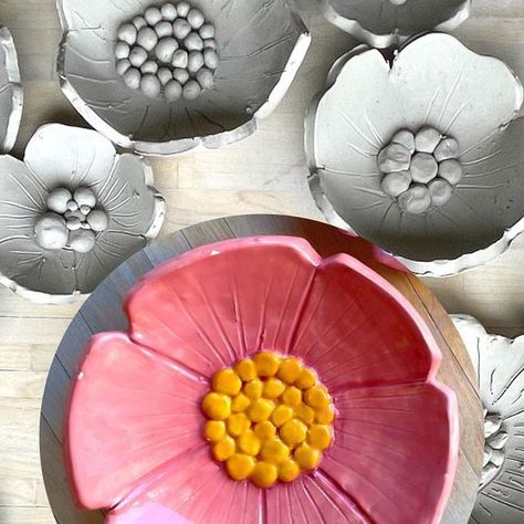 Painted Earth on Instagram: "This coming week we have our Flower Bowls kids Clay Class for ages 6-13! Your kiddos will learn how to sculpt their own flower shaped bowl out of clay! After their bowl is finished drying they can bring their bowls back to our studio to paint! 🌸 Temecula- February 24th 4-5:30pm 🌸 ❗️sold out❗️Menifee- February 22nd 4-5:30pm 📞 Sign up online by calling your local studio! Temecula - 951-676-2447 Menifee - 951-679-6800 #paintedearth #thingstodoinmenifee #thingstod Fimo, Clay Bowl With Flowers, Clay Flower Bowl, Flower Bowl Ceramic, Ceramic Flower Bowl, Painted Earth, Fimo Ideas, Kids Clay, Diy Bowl