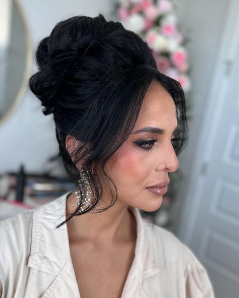 This romantic high upstyle is so timeless and perfect you can’t go wrong with this 🫶🏼💕 SWIPE for all the angles! I love how this turned out for our bride. She looks incredible! Don’t you think? Makeup @beautyredefined.hmua Wedding 2025, You Think, Thinking Of You, I Love, The Incredibles, Hair Styles, Makeup, Hair, Quick Saves