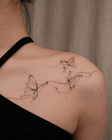 Floral Tattoo Around Arm, Butterfly Tattoo Styles, Tattoos That Go With Flowers, All Back Tattoo Women, Delicate Spinal Tattoos For Women, Hip Tattoos Women Small Meaningful, Flowy Tattoos For Women, Fair Skin Tattoos, Feminine Tattoo Ideas Delicate