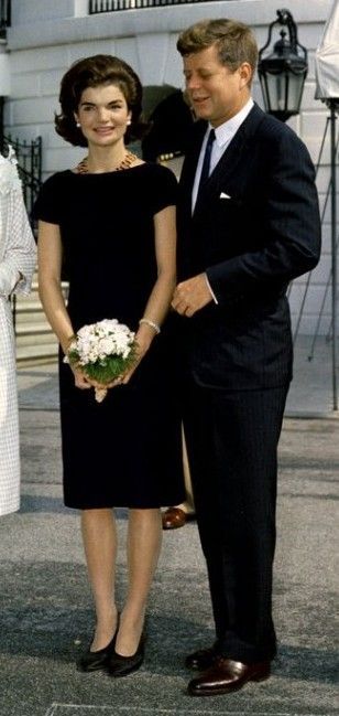 Jackie & John F Kennedy Jackie O Style, Jfk Jr, Diana Vreeland, Famous Couples, Jackie O, Lady Bird, Olivia Palermo, Lady Diana, Grace Kelly