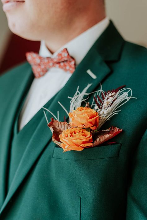 Costume vert cyprès et boutonnière aux couleurs de l'automne. Collage, Prom, Costume Vert, Orange, Pins