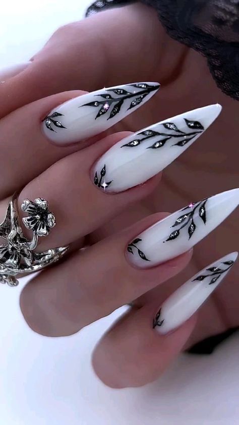 Simple Stiletto Nails, Gothic Nails, Fancy Nails Designs, Goth Nails, Stiletto Nails Designs, Her Nails, Black Nail, New Year's Nails, Orange Nails