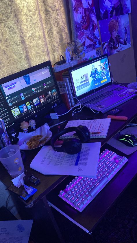 2000s Gaming Setup, Gaming Setup Guy, Laptop Room Setup, Messy Gamer Room, Y2k Pc Setup, Y2k Gaming Setup, Dark Pc Setup, Cool Pc Setups, Gamer Room Aesthetic