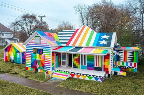 Color-Blocked Animals and Geometric Shapes Transform Neglected Home in Installation by Okuda San Miguel | Colossal Colorful Art Installations, Painted Houses, Colorful House, Rainbow House, Colorful Murals, Fort Smith, Colossal Art, Mythical Animal, Modern Crafts