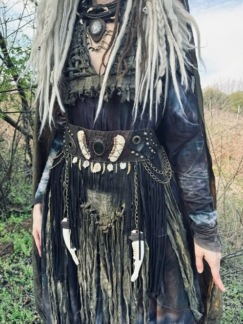 Barbarian Woman Costume Diy, Viking Priestess Costume, Volva Norse Witch Costume, Pagan Outfits Witches, Viking Shaman Woman, Viking Witch Aesthetic, Bog Witch Aesthetic Outfit, Witchy Coat, Witch Astethic