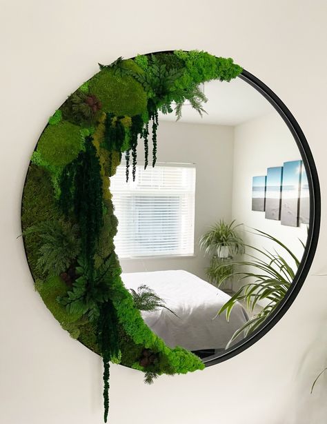 Round Moss Mirror, Moss Mirror Diy, Mirror Crafts Diy, Mirror Moss, Diy Mirror Design, Plant Mirror, Diy Round Mirror, Moss Mirror, Enchanted Forest Bedroom