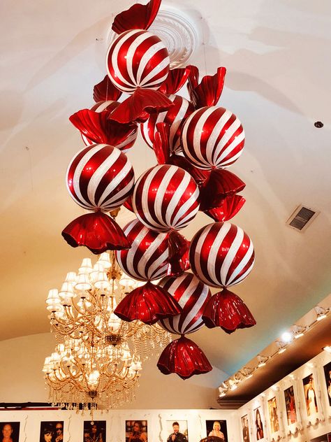 Christmas Balloon Decorations, Candy Cane Decorations, Weekend Inspiration, Peppermint Christmas, Christmas Balloons, Candy Christmas Decorations, Aesthetic Christmas, White Christmas Decor, Candy Land Christmas