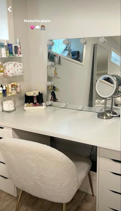 Desk Ideas Vanity, Desk And Vanity In One Small Spaces, Aesthetic Vanity Setup, Vanity Table Ideas Makeup Desk, Study And Makeup Desk, Make Up Desk Aesthetic, Aesthetic Makeup Table, Aesthetic Vanity Desk, Clean Girl Vanity