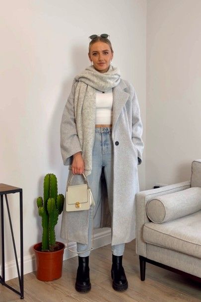 Winter outfit ideas: grey coat, grey scarf, mom jeans and chunky boots #LTKfit #LTKeurope Grey Coat Outfit, Mantel Outfit, Winter Coat Outfits, Mantel Beige, New York Outfits, Gray Coat, Winter Fashion Outfits Casual, Scarf Outfit, Cold Outfits