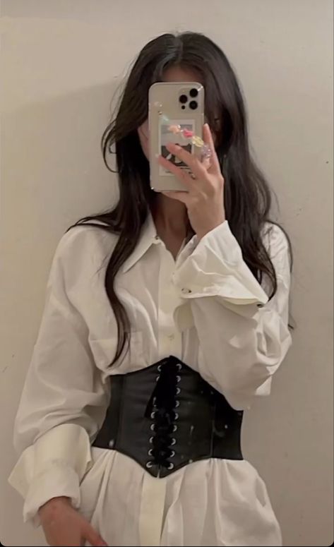 Dress Shirt With Corset Outfit, Corset Over Shirt Outfits Casual, White Polo With Corset Outfit, Blouse And Corset Outfit, Cute Outfits With Corsets, Corset Outfits Ideas, Camisa Y Corset, White Dress With Black Corset, Corset With Shirt Under