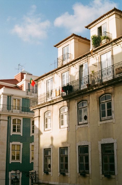 Lisbon Film Photography, Europe Street Photography, Portugal Film Photography, Portugal On Film, Europe Film Photography, Europe On Film, Italy Film Photography, Film Photography 35mm Wallpaper, Portugal Aesthetic Vintage