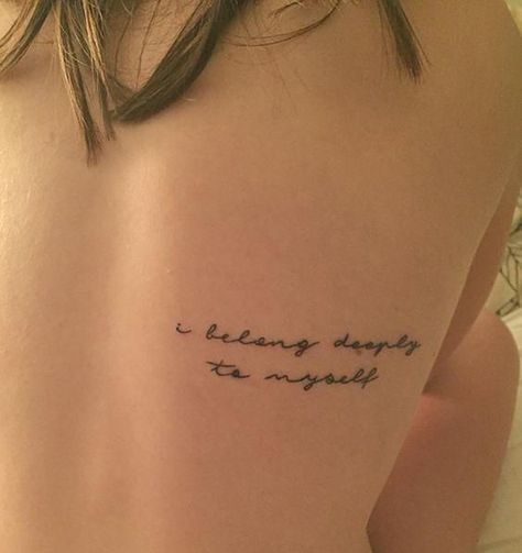 Word Tattoos For Women Back, Quotes Rib Tattoo, Upper Back Script Tattoo, Quote Tattoo Ribs Women, Feminine Tattoos Quotes, Text Rib Tattoo, Word Tattoo Locations, Writing Tattoo Placement Ideas, Aesthetic Rib Tattoo