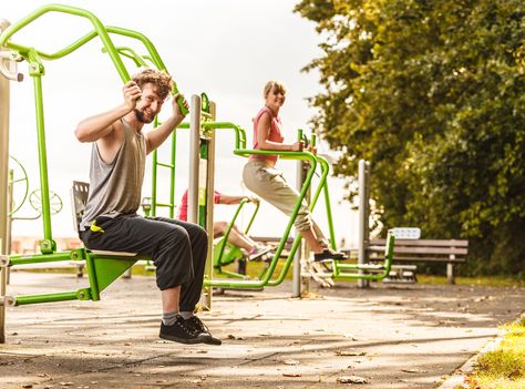 Gimnasios al aire libre: así puedes usar sus máquinas para ponerte en forma Staff Housing, Outdoor Gym Equipment, Open Gym, Jogging Track, Outdoor Fitness Equipment, Local Gym, Hiit Training, Pro Athletes, Outdoor Training