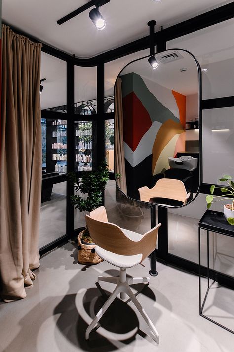 Luxury Hair Salon Design, Hairdresser Design, Construction Decor, Hairdressing Chairs, Restaurant Design Inspiration, Home Hair Salons, Esthetician Room Decor, Hair Salon Design, Hair Salon Interior