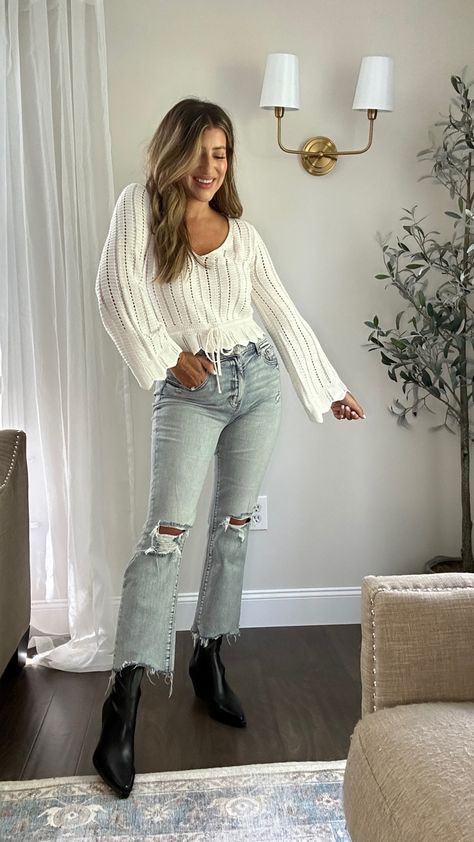 Cropped Flared Jeans Outfit, Cropped Flare Jeans Outfit, Summer 23 Outfits, Flared Jeans Outfit, Flare Jeans Shoes, Flare Jeans Outfit, Vegas Outfits, Fall Transition Outfits, Vegas Outfit