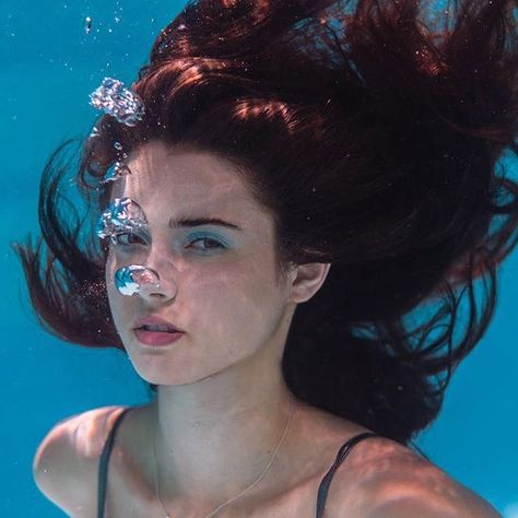 I feel safer down here ..... for about 20 seconds Hair Underwater, Underwater Hair, Girl Under Water, Underwater Drawing, Underwater Model, Underwater Photoshoot, Mermaid Pose, Underwater Portrait, Underwater Painting